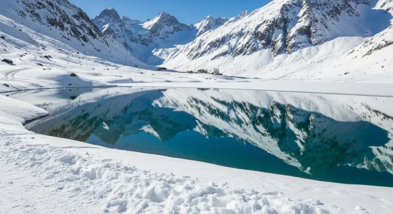Ce lac à 2 446 m se transforme en paradis turquoise gelé que 500 visiteurs découvrent cet hiver