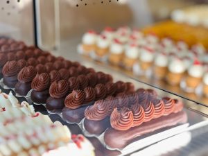 Comment faire créer une vitrine de pâtisserie sur mesure pour sublimer vos créations ?